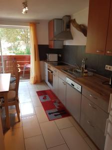 une cuisine avec un évier et un plan de travail dans l'établissement Casa Patrizia, à Schwangau
