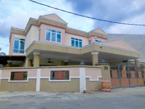 a large pink house with at Shuang Yang Sekinchan Homestay 6 in Sekincan