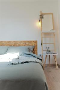 una camera con letto e tavolo con specchio di La Casa di Ringhiera ad Alba
