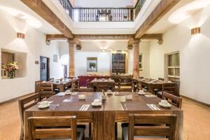 comedor grande con mesas y sillas de madera en Hotel Casa Virreyes, en Guanajuato