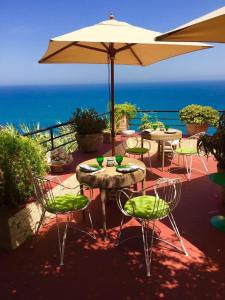 een patio met tafels en stoelen en een parasol bij Aux 3 Portes in Tanger