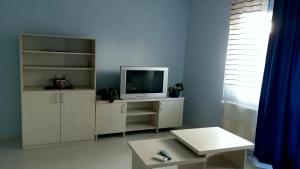 uma sala de estar com uma televisão sentada num armário em MIMOZA 1 em Jagodina