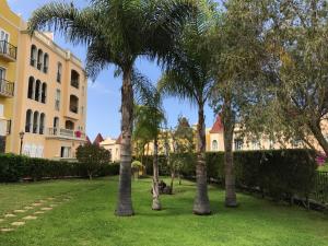 サンタ・ウルスラにあるLagos de La Quintaの建物前のヤシの木群