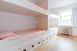クノック・ヘイストにあるSea View Apartment Knokkeの白いベッドルーム(ベッド2台、窓付)