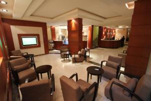 Majoituspaikan Manazel Al Hamra Apartment 2 baari tai lounge-tila