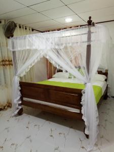 Rúm í herbergi á Suriya Homestay Mirissa