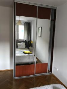 einen Spiegel vor einem Schlafzimmer mit einem Bett in der Unterkunft Apartament ul.Złota z widokiem na Pałac Kultury!!! in Warschau