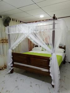 Rúm í herbergi á Suriya Homestay Mirissa