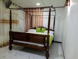 Rúm í herbergi á Suriya Homestay Mirissa