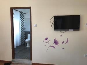 Una televisión o centro de entretenimiento en Hotel Pokhara View