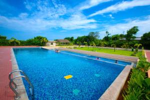 Piscina de la sau aproape de Landmark Pallavaa Beach Resorts Mahabalipuram