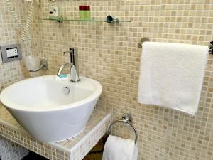 bagno con lavandino bianco e asciugamano di Bed & Breakfast Girasole a Catanzaro