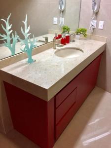 a bathroom with a sink and a mirror at Playa y alberca en Zona Marina in Mazatlán