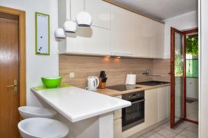 Kuchyňa alebo kuchynka v ubytovaní Apartman Robertino 1966