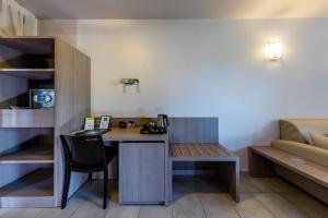 Příslušenství pro přípravu čaje a kávy v ubytování Hôtel Marina Corsica