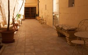 a hallway with a table and chairs and a plant at BENinCASA in Lecce