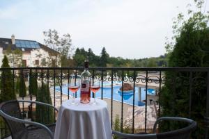 Bazén v ubytovaní Hotel Villa Völgy Wellness & Konferencia alebo v jeho blízkosti