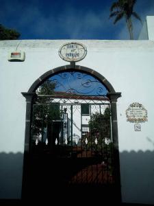 una entrada a un edificio con una puerta en Quinta do Paraizo en Ribeira Grande