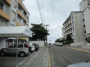 une rue avec des voitures garées sur le côté de la route dans l'établissement Lexus Residence Apto 304, à Florianópolis