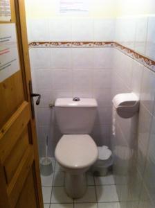 uma pequena casa de banho com WC e lavatório em Studio d'Anaite em Les Houches