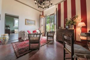 sala de estar con paredes de rayas rojas y blancas en Villa Le Pergole- Firenze, en Florencia