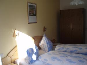 Tempat tidur dalam kamar di Appartementhaus zur Loipe