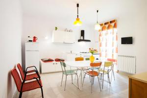 ナポリにあるInterno16HolidayHomeのキッチン、ダイニングルーム(テーブル、椅子付)