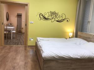 Postel nebo postele na pokoji v ubytování DNM Inn