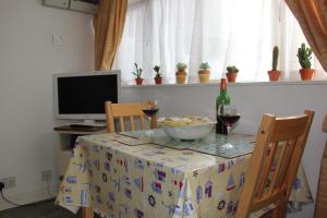 Gallery image of Romantic Flint Cottage on the Suffolk Coast in Saxmundham