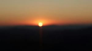 O pôr ou nascer do sol visto do hotel-fazenda rural ou dos arredores