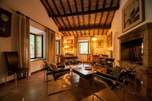 a living room with chairs and a fireplace at Agriturismo biologico il Molinaccio al Rio Chiaro in Civitella dʼAgliano