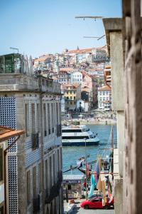 ヴィラ・ノヴァ・デ・ガイアにあるPorto Views & Wines by Porto City Hostsの川とボートのある街の景色