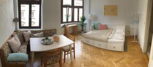 ein Wohnzimmer mit einem Bett und einem Tisch in der Unterkunft Apartments im Herzen von Innsbruck in Innsbruck