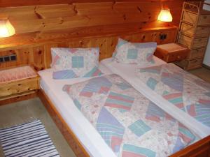 A bed or beds in a room at Haus Sonnleite