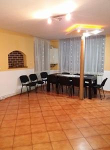 uma sala de jantar com mesa e cadeiras em Casa Floare de Colt em Cartisoara