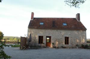 - un vieux bâtiment en pierre avec une porte et des fenêtres dans l'établissement L'Epine, à Saint Remy du Val