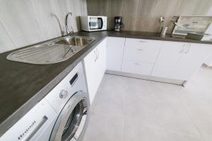 Kuchyň nebo kuchyňský kout v ubytování Apartamentos Ocean View
