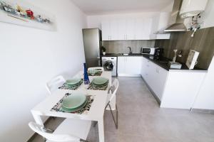 Kuchyň nebo kuchyňský kout v ubytování Apartamentos Ocean View