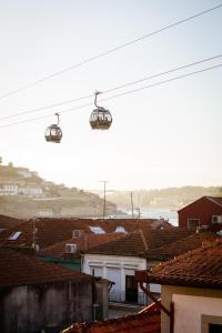 ヴィラ・ノヴァ・デ・ガイアにあるPorto Views & Wines by Porto City Hostsの屋根の上に椅子が2脚