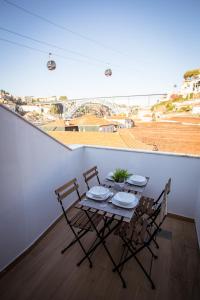 ヴィラ・ノヴァ・デ・ガイアにあるPorto Views & Wines by Porto City Hostsの景色を望むバルコニー(テーブル、椅子付)