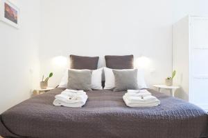 Una cama con dos toallas blancas encima. en Cinque Terre Luxury Apartments, en La Spezia