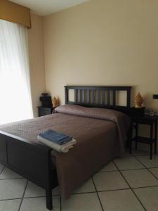 サレルノにあるCasa Vista Mareのベッドルーム1室(ベッド1台、タオル2枚付)
