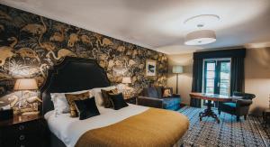 Postel nebo postele na pokoji v ubytování Banchory Lodge Hotel