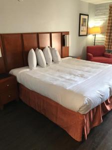 Rúm í herbergi á Extend-a-Suites Phoenix