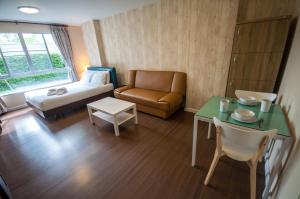 a small living room with a table and a couch at Baan Imm Aim Condo Hua Hin in Hua Hin