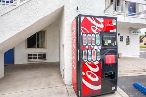 una máquina expendedora de cocacola frente a un edificio en Motel 6-Ventura, CA - Downtown, en Ventura