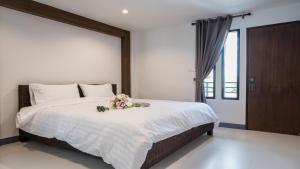 a bedroom with a large bed with flowers on it at I Doi Hotel in Ban Pa Sang (1)