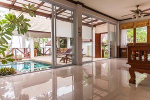Coco Palm Beach Resort - SHA Extra Plus内部或周边的泳池