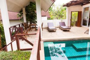 Coco Palm Beach Resort - SHA Extra Plus内部或周边的泳池
