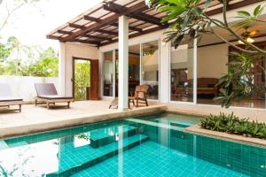 Coco Palm Beach Resort - SHA Extra Plus内部或周边的泳池